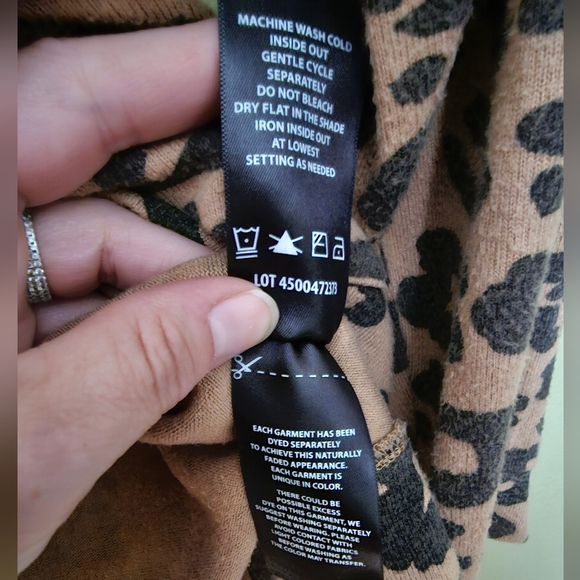 Buffalo David Bitten Cheetah Print Top Size Medium - Picture 8 of 8